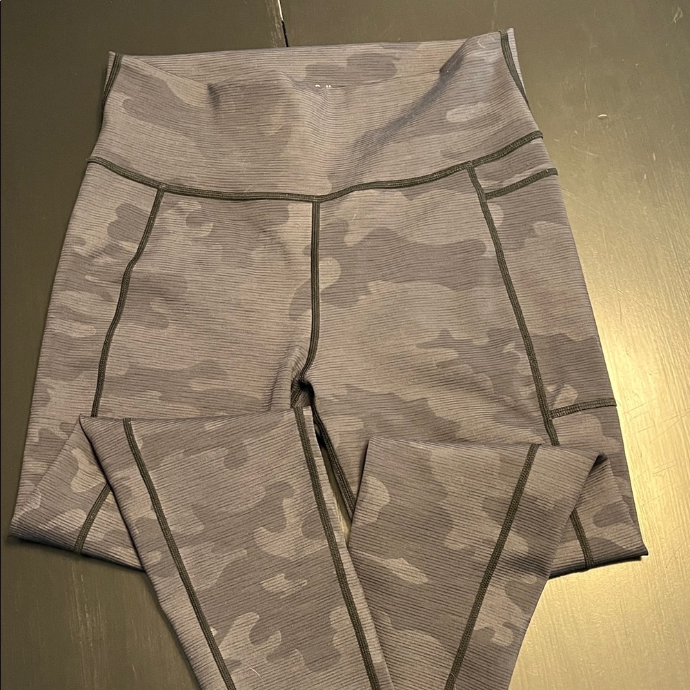EUC Sweaty Betty grey Camouflage Leggings SZ M